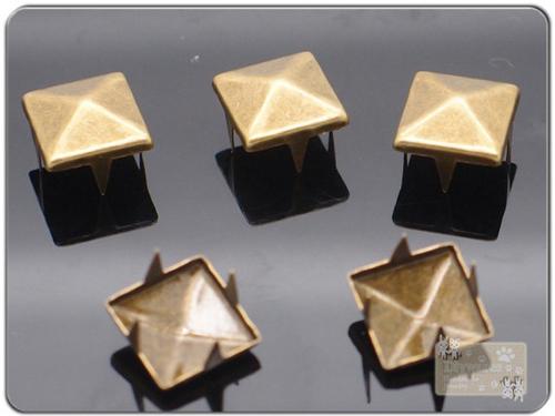 Prong stud Pyramid 15X15mm Antique Bronze