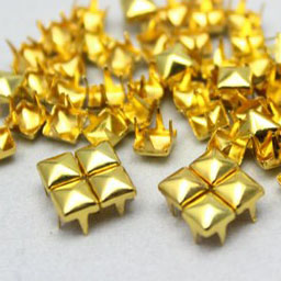 5mm gold pyramid prong stud