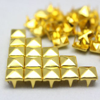 7mm gold pyramid prong stud