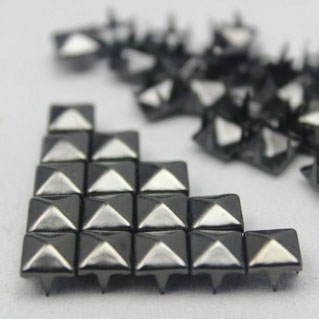 7mm gunmetal pyramid prong stud