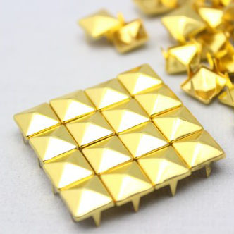 8mm gold pyramid prong stud