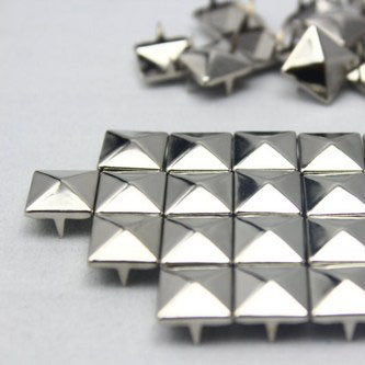 10mm silver pyramid prong stud