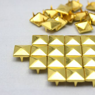 10mm gold pyramid prong stud